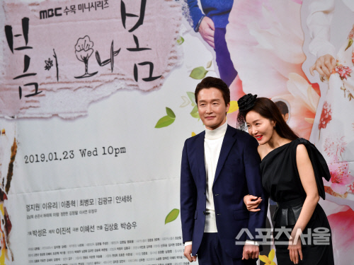 '봄이 오나 봄' 무대 오른 엄지원과 박윤철[포토]