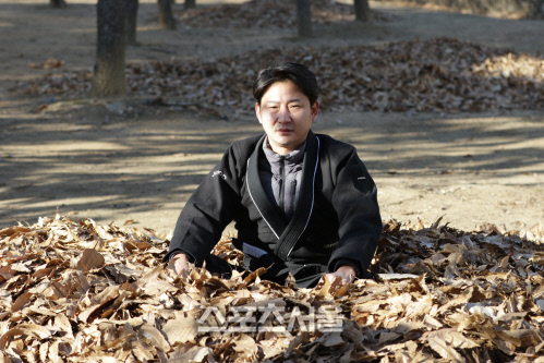 산속에서 수련중인 이천수 [사진=H ENT]
