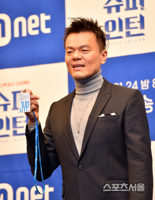 박진영, 우리 인턴들에게 걸어줄 신분증[포토]