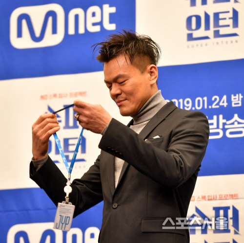 박진영, 우리 인턴들에게 걸어줄 신분증[포토]