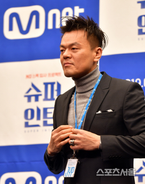 박진영 JYP엔터 CCO, 회사 신분증 목에 걸고[포토]