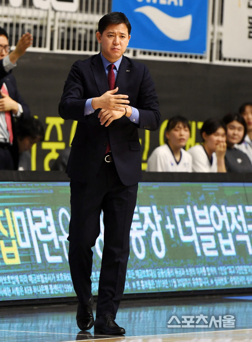 [포토] 신기성 감독 \'오늘은 이겨야 해\'