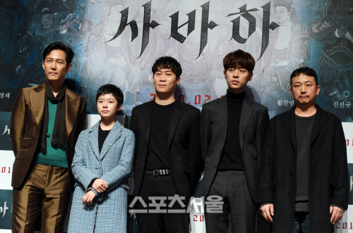 [포토] \'사바하\' 감독-출연진, 이글거리는 눈빛