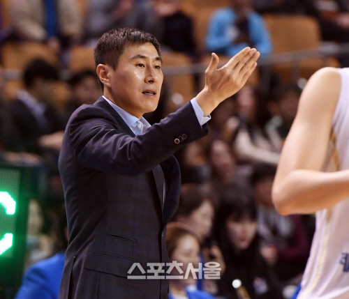 [포토] 이상민 감독 '들어와'