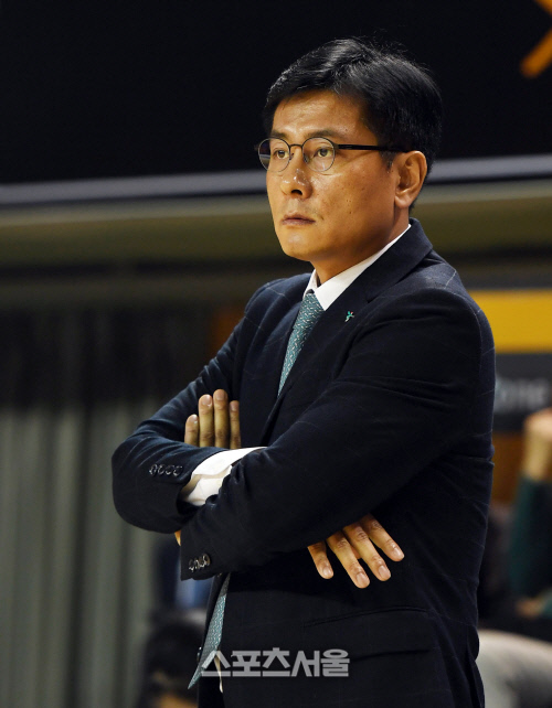 [포토] 이환우 감독 \'심각한 표정으로\'