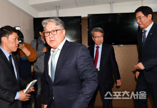 기자회견장 나서는 김경문 감독[포토]