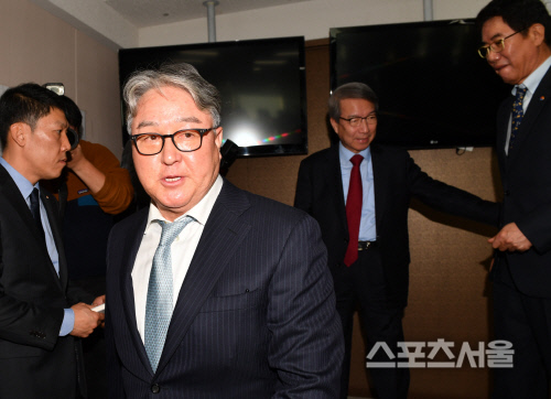 기자회견장 나서는 김경문 감독[포토]