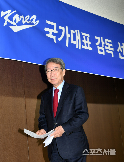 김경문 야구대표팀 감독 기자회견장에 나선 정운찬 총재[포토]