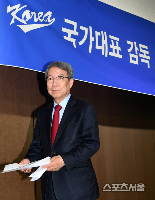 김경문 야구대표팀 감독 기자회견장에 나선 정운찬 총재[포토]