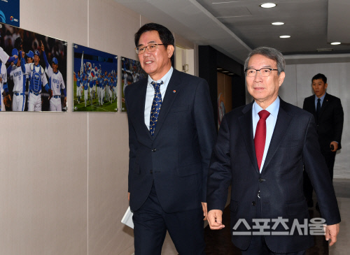 김시진 기술위원장과  정운찬 총재, 기자회견장으로[포토]