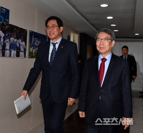 김시진 기술위원장과  정운찬 총재, 기자회견장으로[포토]