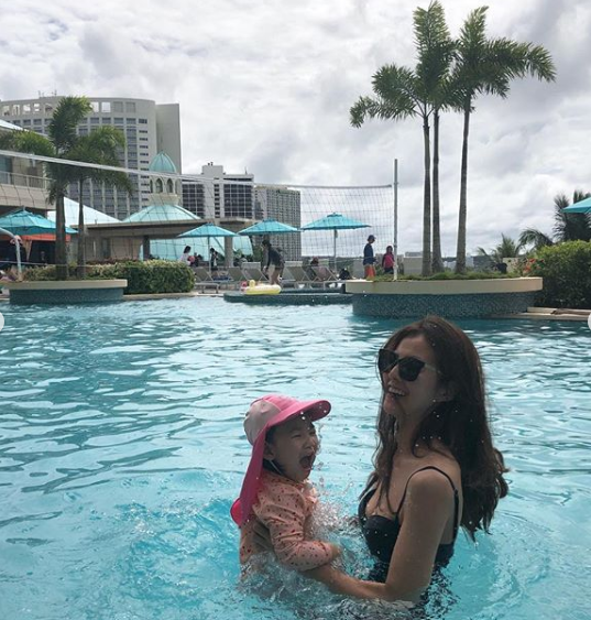 김성은, 딸과 괌 여행 인증샷…여전한 '명품 몸매'