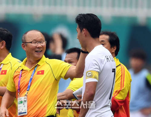 [포토] 박항서 감독, 손흥민에 아빠 미소