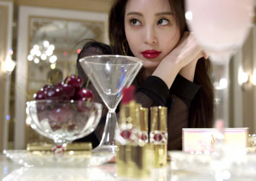 한예슬, 과감한 레드 립으로 매력 폭발[★화보]