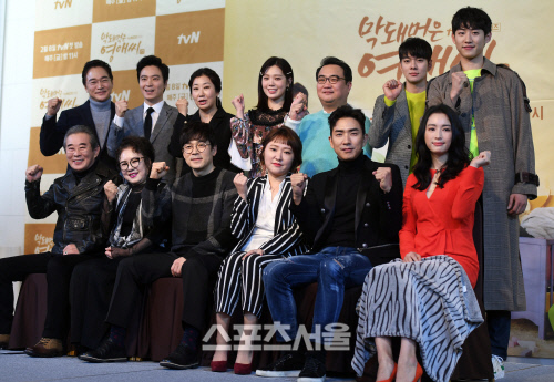 [포토] 화이팅 하는 \'막돼먹은 영애씨 17\' 출연진들