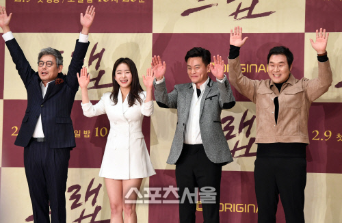 트랩 이서진...수줍은 만세! [포토]