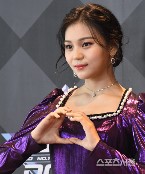 [포토] 여자친구 엄지, 막내의 하트~!