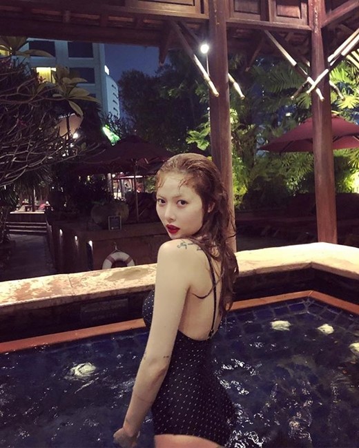 현아, 이던이 반한 패왕색의 수영복 자태 '도발적인 레드립'[★SNS]