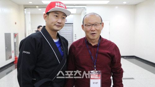 기부를 위해 제기차기에 도전하는 이천수, 박항서 [사진=H ENT]