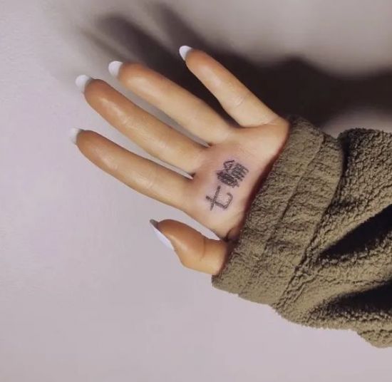 아리아나 그란데, 손바닥 한자 타투 오역 논란 "BBQ 그릴?"[할리웃톡]