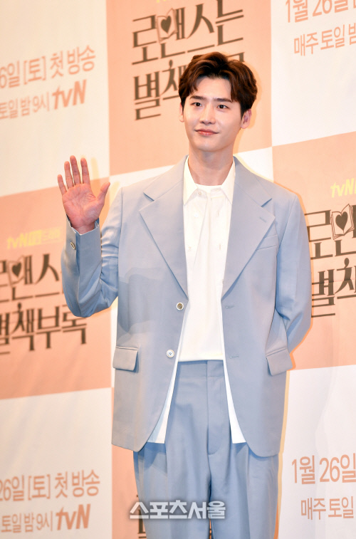 손인사 하는 이종석[포토]