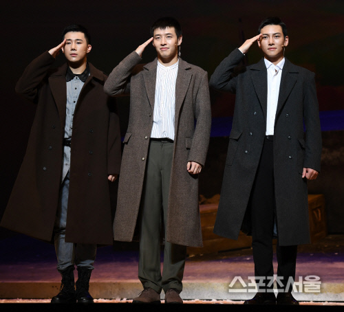 [포토] 성규-강하늘-지창욱 \'잘생긴 독립군의 거수경례\'