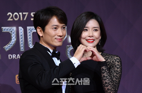 지성♥이보영, 둘째 득남 "산모와 아이 모두 건강…예정일보다 일찍 출산"(공식)