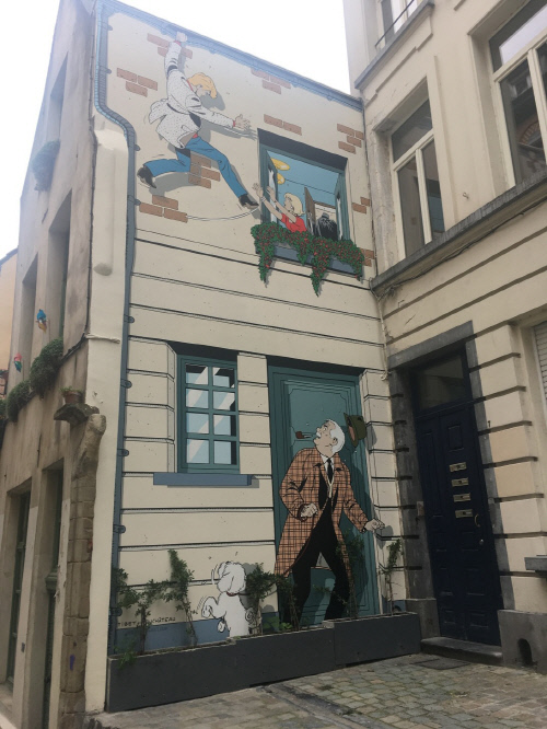 3 인기 만화 캐릭터인 틴틴