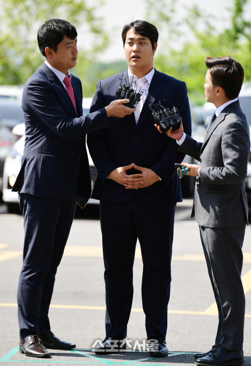 [포토] 경찰 출석하는 조상우 \'성실히 조사에 임하겠다\'