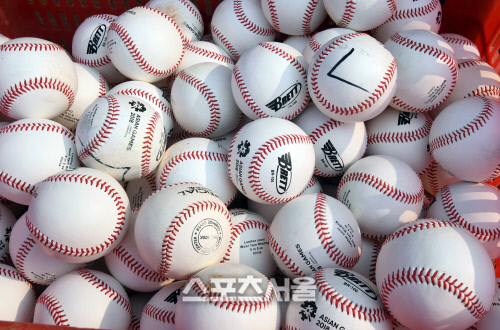 공인구 변경·슬라이딩 규정 신설 효과, 캠프 평가전 통해 나타난다