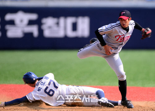 [SS포토]슬라이딩 박으뜸,\'송구 안돼~~~\'