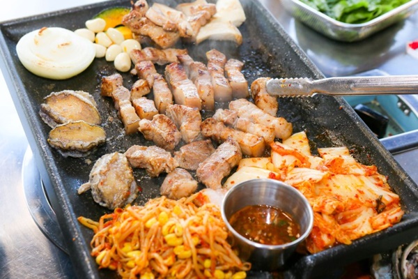 [스포츠서울 고객신뢰도대상: 대돈] 제주도에서 줄 서서 먹을 정도로 중독성 강한 흑돼지 맛집