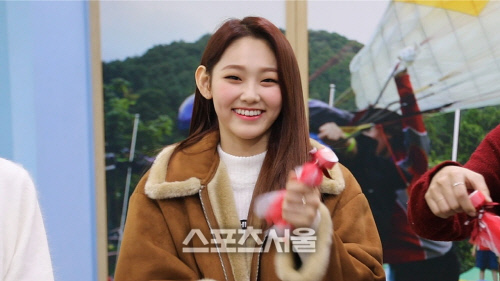 제기를 잡고 환하게 웃는 미나[사진=H ENT]