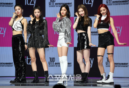 걸그룹 ITZY 데뷔, 타이틀은 달라달라![포토]