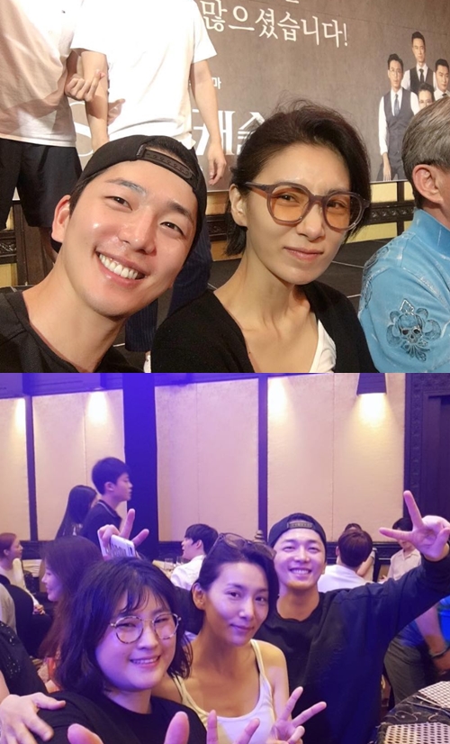 "쓰앵님과 조비서" 'SKY캐슬' 김서형X이현진, 포상휴가 인증샷[★SNS]