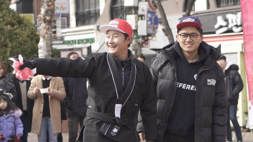 관중들이 많이 모여 기분좋은 제기왕 이천수[사진=H ENT]