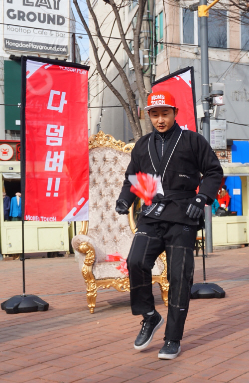 관중들 앞에서 제기차기에 집중하고 있는 이천수[사진=H ENT]