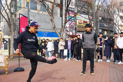제기왕 이천수에게 도전중인 슛포러브[사진=H ENT]
