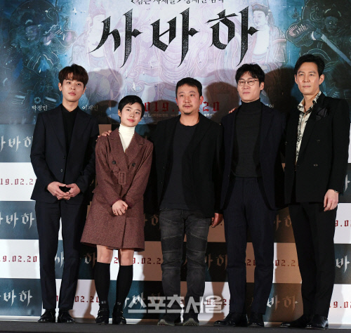 [포토] \'사바하\' 감독-출연진, 긴장된 표정으로