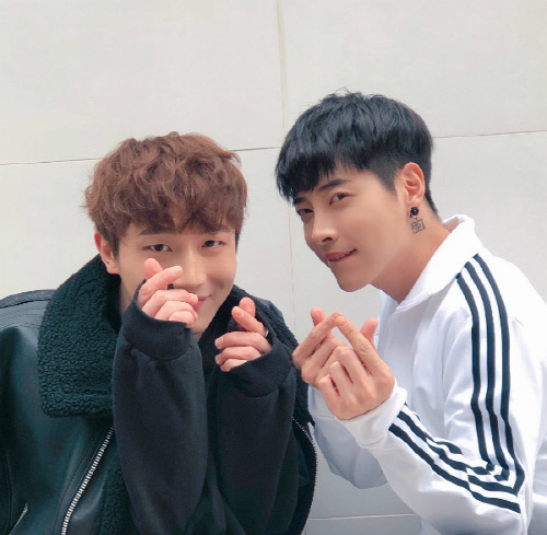 가수 아우라, 밸런타인데이 맞아 손하트 인증샷 공개