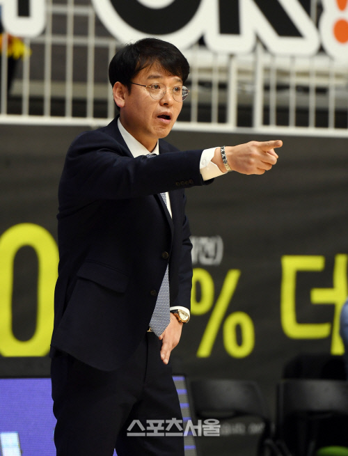 [포토] 정상일 감독 \'빨리 들어가야지\'