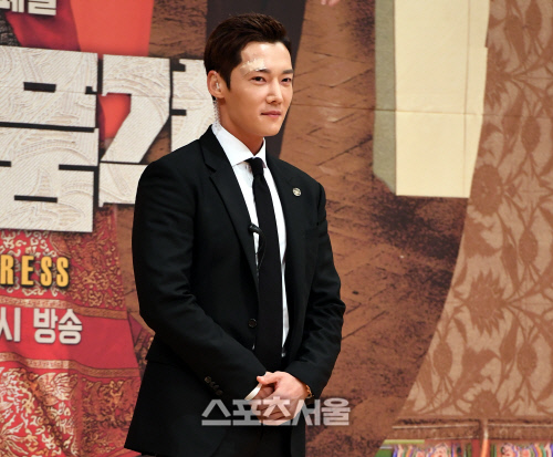 [포토] 최진혁, 부상 투혼의 제작보고회 참석!