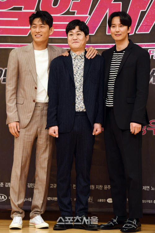 [포토] 김성균, 고준-김남길 사이에서 긴장