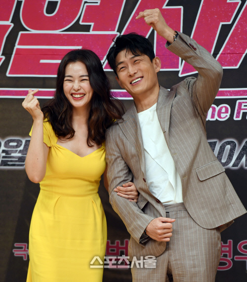 [포토] '열혈사제' 악역 이하늬-고준, 포즈는 사랑스럽게