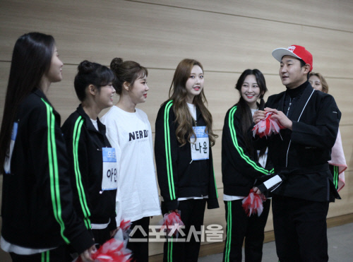 모모랜드에게 설명하는 이천수[사진=H ENT]