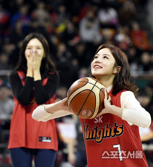 [포토] 장예인-장예원 아나 자매, 언니가 넣어줄께~!