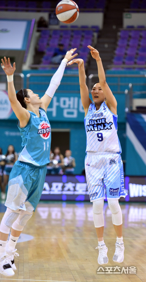 중거리포 날리는 최희진[포토]