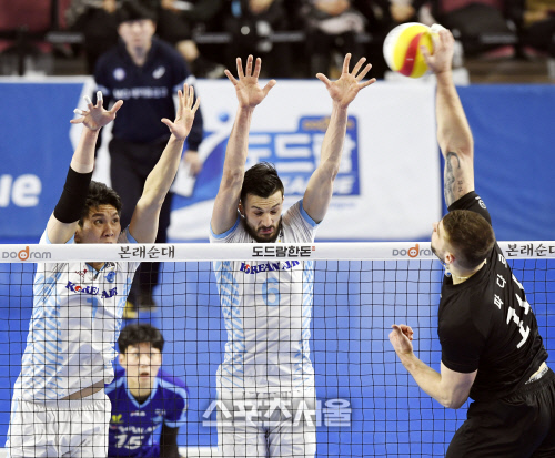 [포토] 대한항공 김규민-가스파, 철의 장벽으로 막는다!