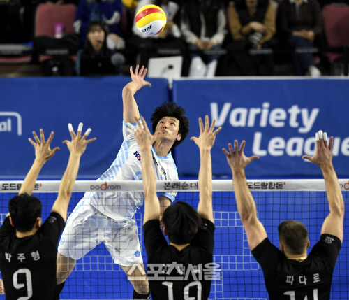 [포토] 대한항공 곽승석, 셋이 달라붙어도!