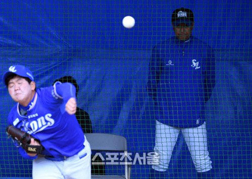 오치아이 코치, 매의 눈으로 이수민을! [포토]